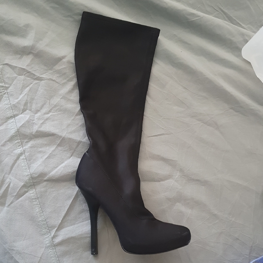 Sleek Black Heeled Boots with Stiletto Heel